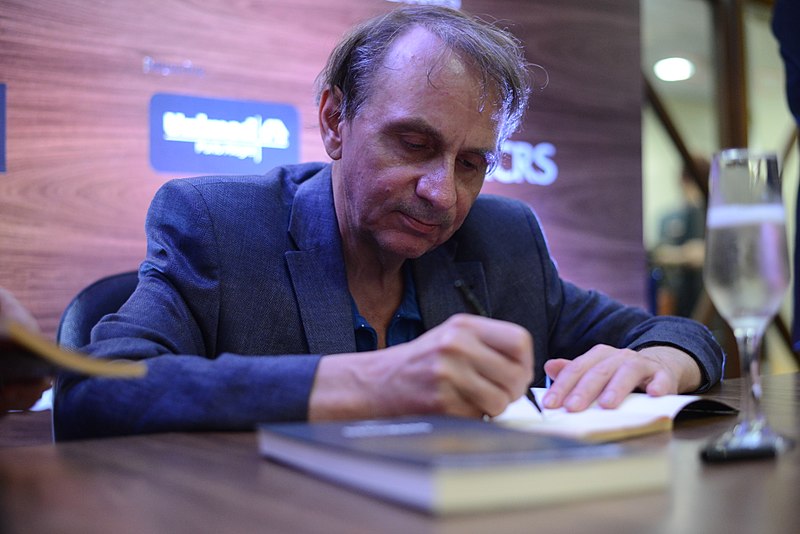 „Tollát emelte a fenegyerek”: itt az új Houellebecq