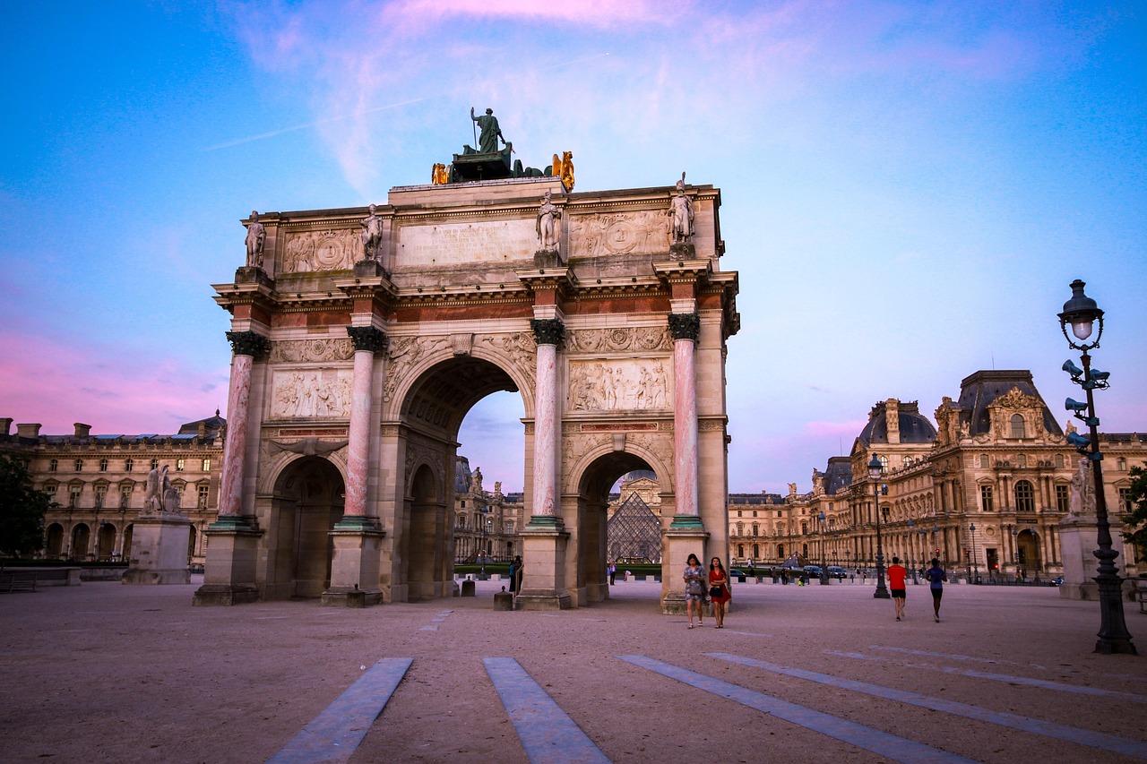 Hosszú hétvége Párizsban: Louvre - Diadalív (pixabay)